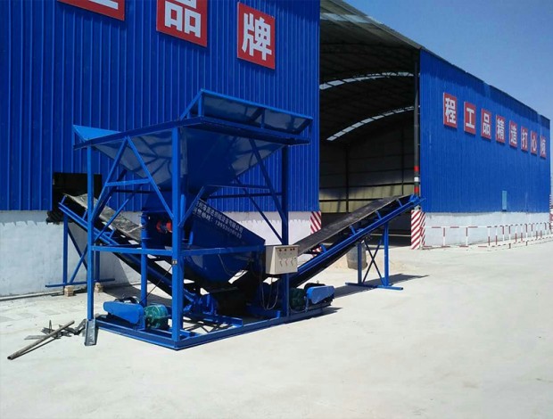 中鐵二十局鄭萬客專振動(dòng)式篩沙機(jī)工作現(xiàn)場(chǎng)